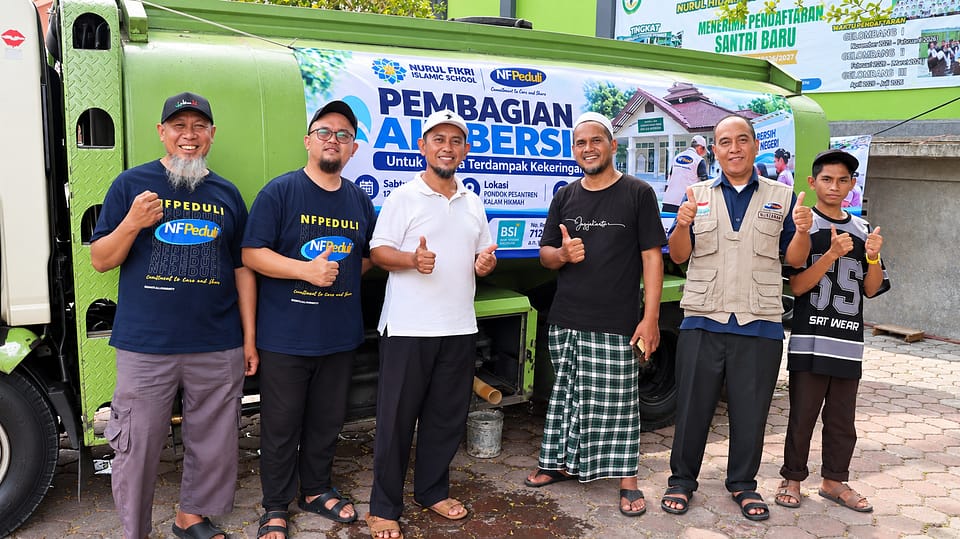 pembagian air bersih Pondok Pesantren Kalam Hikmah