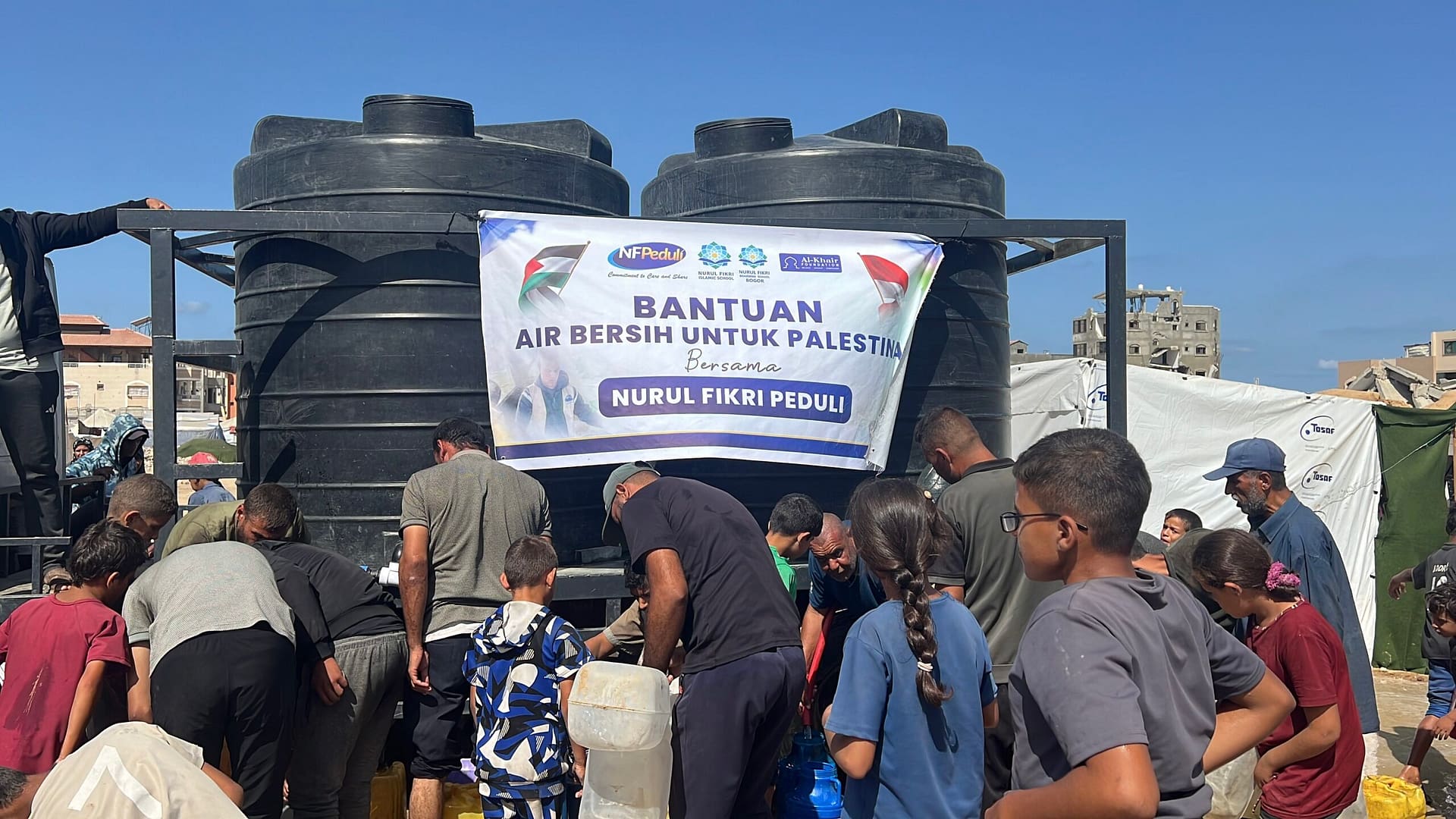 Mengharukan! 5 Truk Tangki Bantuan Air Bersih Gaza dari Donatur Indonesia Tiba dengan Selamat